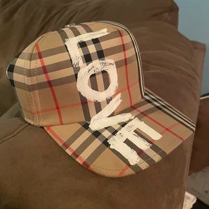 Burberry hat, love logo, adjustable strap